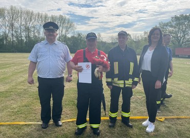 vlnr: Kreisbrandmeister Stefan Grothe, Dieter Krahl, Stadtjugendfeuerwehrwart Frank Kalisch, stellv Bürgermeisterin Kerstin Hoppe