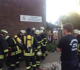 Gegenseitiges Helfen beim Ausrüsten mit dem Pressluftatmers ist ein wichtiger Bestandsteil des Atemschutzeinsatzes.