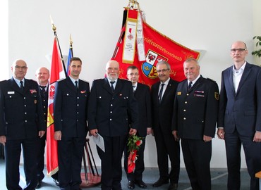 vlnr: Siegmund Rückmann (Stellvertretender Vorsitzender des KFV), Stefan Grothe (Kreisbrandmeister), Karsten Magister (Gemeindewehrführer Neuhausen), Michael Peschel, Frank Stolper (Abteilungsleiter MIK), Harald Altekrüger (Landrat SPN), Werner-Siegwart Schippel (Präs. LFV BB), Carsten Billing (Ordnungsdezernent Landkreis)