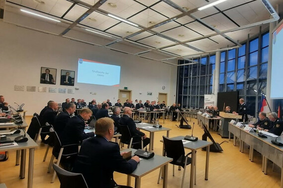 Hier trifft sich normalerweise der Kreistag, heute trifft die Feuerwehr Entscheidungen