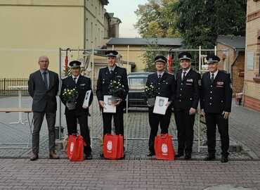 v.l.n-r Bürgermeister Jörg Rakete, stellv. OWF Klemens Nennewitz, stellv. OWF Marcel Reif, OWF Sebastian Forkert, Vorstandsvorsitzender KFV Spree-Neiße Robert Buder, Amtswehrführer Lars Mudra