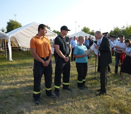 Herr Carsten Billing Dezernent 2 des Landkreises SPN gratuliert Nicole Koall zur Auszeichnung.