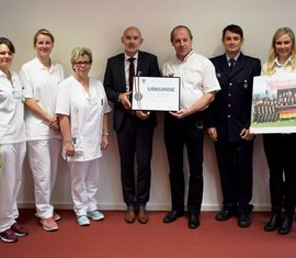 v.l.n.r.: 
Robert Buder, Vorsitzender des Kreis­feuerwehr­verbandes Spree-Neiße
Kerstin Petau, Physiotherapeutin am CTK, betreute die SportlerInnen an der Kältekammer
Stefanie Rasner, Physiotherapeutin am CTK, betreute die SportlerInnen an der Kältekammer
Sybille Woidt, Teamleiterin Physiotherapie am CTK
CTK-Geschäftsführer Dr. Götz Brodermann
Frank Hohm, Trainer und Betreuer der Feuerwehrsportler
Benny Bastisch, Stadtfeuerwehrverband Cottbus, Leiter Fachausschuss Sport
Anja Aldermann, Feuerwehrsportlerin
Melanie Müller, Feuerwehrsportlerin
Ronny Heppchen, Physiotherapeut der Feuerwehrsportler