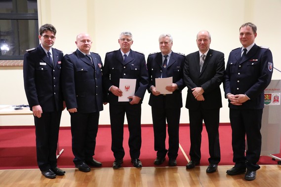 Ehrung für 40 Dienstjahre mit der Medaille für treue Dienste in Gold: (von links) Robert Buder, Vorsitzender des Kreis­feuerwehr­verbandes SPN,
Kreisbrandmeister Stefan Grothe, Hans Martin Schneider, Jörg Glockann,
Bürgermeister Fred Mahro und Stadtwehrführer Rico Nowka