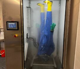 "Waschmaschine" reinigt Chemikalienschutzanzug nach Einsatz - Feuerwehr Cottbus