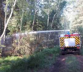 Beim Brandeinsatz in der Lieberoser Heide treffen die verschiedensten Einheiten der Feuerwehren des Landes Brandenburg zusammen.