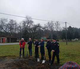 Spatenstich am 1.Dez.2025 in Jerischke zum Bau des neuen Gerätehaus, v-r-n.l: Stephan Grothe, Lars Mudra, Manuela Mahnke, Mike Zaroban, Jörg Rakete, Planungsbüro