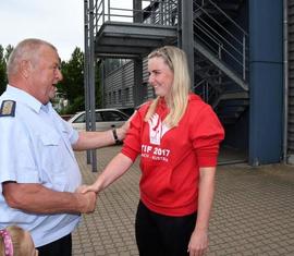 Der Präsident des LFV Kam. Schippel gratuliert Kamd. Anja Aldermann für die erfolgreichen Leistungen