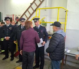 Amtsdirektorin Manuela Mahnke gratuliert Ortswehrführer Michael Drüsedau