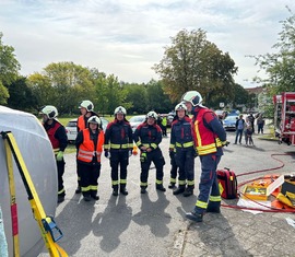 Gruppe erhält Einsatzbefehle durch den Gruppenführer - Showvorführung Technische Rettung Verkehrsunfall
