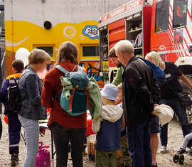 Interessierte Besucherinnen und Besucher