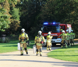 Feuerwehrkameraden ausgerüstet für den Innenangriff, Brand im Branitzer Schloss