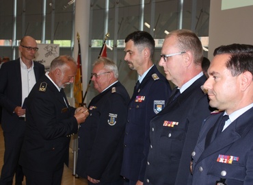 Dezernent Carsten Billing und LFV-Präsident Rolf Fünning zeichnen die Kameraden Robert Pult (OW Döbern), Gerd Kaufmann (OW Groß Schacksdorf), Jörg Baumgart (OW Forst-Mitte) und Frank Mehlow (OW Sacro) mit der Ukraine-Medaille aus