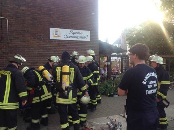 Gegenseitiges Helfen beim Ausrüsten mit dem Pressluftatmers ist ein wichtiger Bestandsteil des Atemschutzeinsatzes.