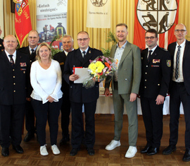 Mit der Ehrennadel der Deutschen Jugendfeuerwehr in Gold wurde HBM Stephan Winkler (FF Forst) geehrt