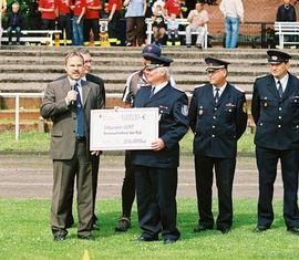 Der Direktor der Sparkassendirektion Forst, Herr Lehmann übergibt den KFV 1000,00€