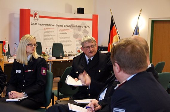 In Gruppenarbeit werden Lösungsansätze für die Zukunft der Feuerwehr entwickelt. Kreisbrandmeister Wolfhard Kätzmer (Mitte) diskutiert fleißig mit