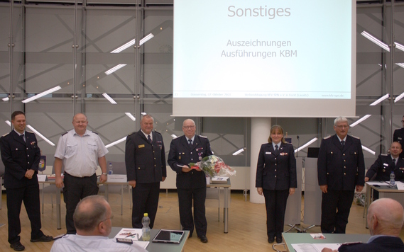 vlnr:
Mario Lange (stellv. Stadtwehrführer), Stefan Grothe (KBM), Werner-Siegwart Schippel (Präsident LFV), Peter Bode, Christine Sehmisch (Stellv. Vorsitzende KFV), Wolfhard Kätzmer (LK SPN)