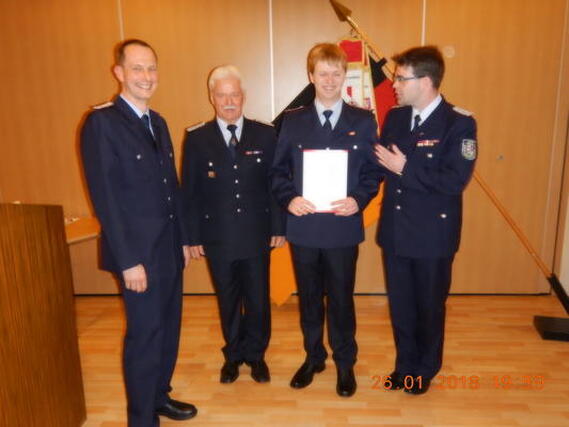 v.l. Ortswehrführer Jens Melchrick, Stadtbrandmeister Andreas Britze, Kamerad Jonas Lehmann und Vorsitzender Kreisfeuerwehrverband Spree-Neiße e.V. Robert Buder