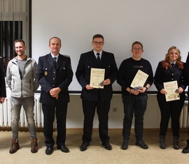 Max Lehmann, Niklas Schuppan und Denise Knorr wurden zum Feuerwehrmann bzw Frau befördert