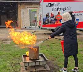 Mitarbeiter des Hotels "zum goldenen Löwen" trainieren den Umgang mit dem Feuerlöscher