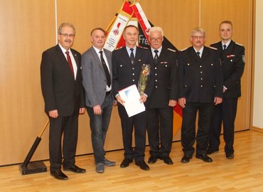 v.l. Landrat Harald Altekrüger, allg. Stellv. des Bürgermeisters Jens Handreck, Kam. Lothar Britze, Stadtbrandmeister Kam. Andreas Britze, Kreisbrandmeister Kam. Wolfhard Kätzmer und Vorsitzender des UV 2 Kam. Matthias Geigk