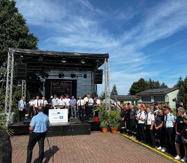 Appell und Grußworte der Gäste. Am Rednerpult links OWF Wonneberger, rechts Amtswehrführer Mudra