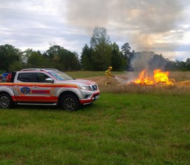 Es muss nicht immer Wasser sein: Das Löschmittel Firesorb umschließt die Vegetation und bedeckt den Waldboden mit einer Schutzschicht, die eine längere Standzeit als Wasser oder Schaum hat. Die Firma Euro Waldbrandbekämpfung führte die Wirkung praktisch vor.