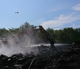 Brandschutzeinheit im Einsatz beim Reifenlagerbrand in Senftenberg (OSL)