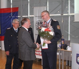 Jens Handreck zeichnet Stefan Kothe (OW Kunersdorf) mit der Schiedsrichter- und Kampfrichterspange des Deutschen Feuerwehrverbandes in Silber aus