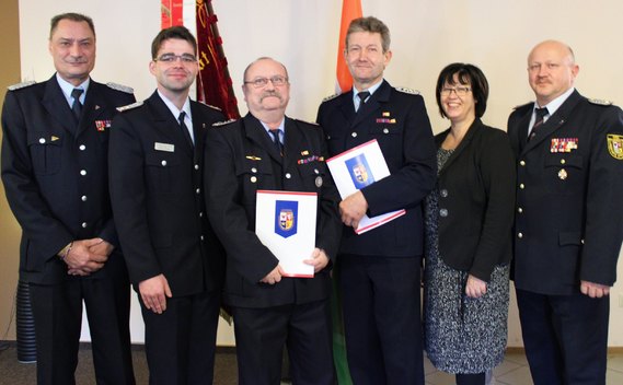 vlnr: Stadtwehrführer Frank Balkow, KFV-Vorsitzender Robert Buder, Peter Guretzki, Hans-Dieter Gottschalk, Bürgermeisterin Christine Herntier, Kreisbrandmeister Stefan Grothe