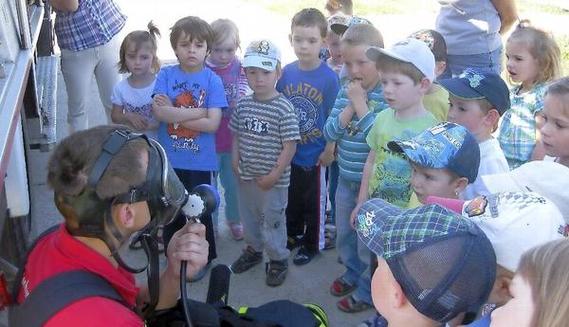 Was tun, wenn es brennt? Nico Hammel und sein Kollege von der Feuerwehr spielten mit den Kindern einen ganzen Vormittag Situationen durch.