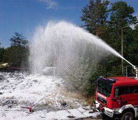 Brandschutzeinheit im Einsatz beim Reifenlagerbrand in Senftenberg (OSL)