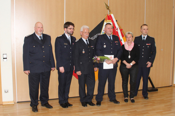 Vlnr: Carsten Brudek (stellv. KBM), Robert Buder (Vorsitzender KFV SPN), Andreas Britze (Stadtwehrführer), Thomas Aldermann, Simone Taubenek (Bürgermeisterin), Matthias Geigk (Leiter Untervand II KFV)