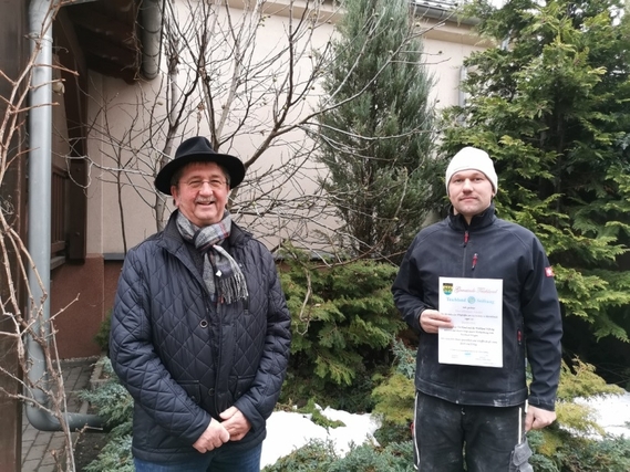 Teichlands Bürgermeister Harald Groba und Christian Sommer
bei der Übergabe der Ehrenurkunde.