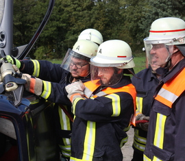Unter prüfenden Blicken wird der Zugang geschaffen