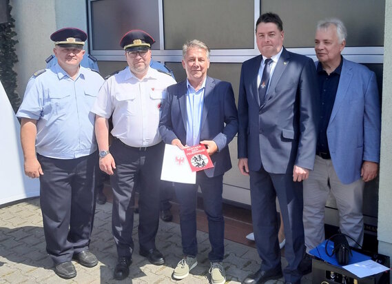 vlnr: Kreisbrandmeister Stefan Grothe, LVF-Vizev Daniel Brose, Bernd Starick, Bürgermeister Ralph Homeister, Amtsdirektor Norbert Krüger
Autor: Robert Buder, KFV SPN e.V.