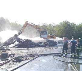 Brandschutzeinheit im Einsatz beim Reifenlagerbrand in Senftenberg (OSL)