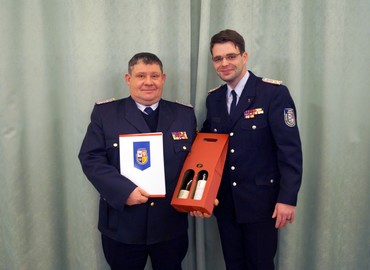 Der Vorsitzende des KFV, Robert Buder (rechts) übergibt Mathias Voigt die Entlassungsurkunde und ein Präsent.