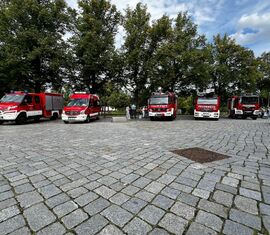Fahrzeuge der Feuerwehr Forst (Lausitz) - Blaulichtmeile, Herbst am Markt