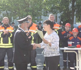 Hauptamtsleiterin Martina Rentsch übergibt Jürgen Rehnus seine Entlassungsurkunde