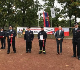 vlnr: Thomas Nothnick (FBL Wettbewerbe),  Jörg Fischer (stellvertretender Vorsitzender KFV), Kreisbrandmeister Stefan Grothe, Niklas Guttke-Riese, Bürgermeister Paul Köhne, Kreisjugendwart Stefan Kothe