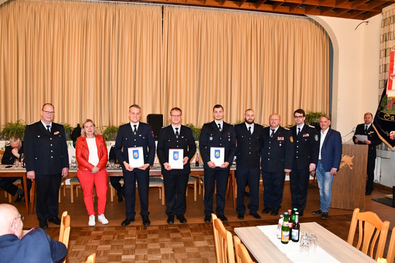 Die Kameraden Julius Jurack, David Mrosky, Benjamin Zimmermann (alle OW Stadt) sowie Peter Friesen (OW Mulknitz) wurden mit dem Ehrenzeichen des Kreis&shy;feuerwehr&shy;verbandes Spree-Neiße e.V. gewürdigt.