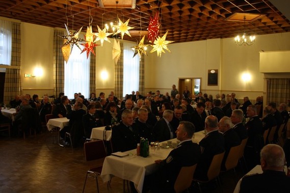 Nicht nur Feuerwehrleute sondern auch viele HauptverwaltungsbeamtInnen im Saal