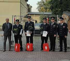 v.l.n-r Bürgermeister Jörg Rakete, stellv. OWF Klemens Nennewitz, stellv. OWF Marcel Reif, OWF Sebastian Forkert, Vorstandsvorsitzender KFV Spree-Neiße Robert Buder, Amtswehrführer Lars Mudra