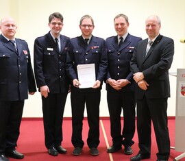 Beförderung zum Hauptbrandmeister und Ernennung zum Zugführer: (von links) Kreisbrandmeister Stefan Grothe, Robert Buder, Vorsitzender des Kreis&shy;feuerwehr&shy;verbandes SPN, Nico Hammel, Stadtwehrführer Rico Nowka und Bürgermeister Fred Mahro