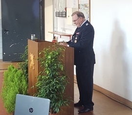 Kamerad Bernd Frommelt berichtet im Gerätehaus Forst Mitte bei seiner Verabschiedung aus seinem aktiven Feuerwehrdienst den geladenen Gästen aus seiner Feuerwehrtätigkeit.