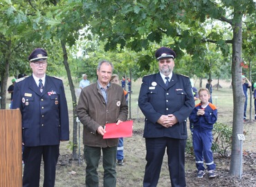 Der Ehrenlandesbrandmeister Jürgen Helmdach und der Stellvertretende Vorsitzende des KFV SPN e.V. Jörg Fischer überreichen die Auszeichnungsurkunde