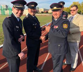 Freudig übergibt Kreisbrandmeister Stefan Grothe (r.) und Vorsitzender Robert Buder (l.) die Schiedsricher- und Kampfrichterspange des Deutschen Feuerwehrverbandes in Silber an Kamerad Matthias Tannert