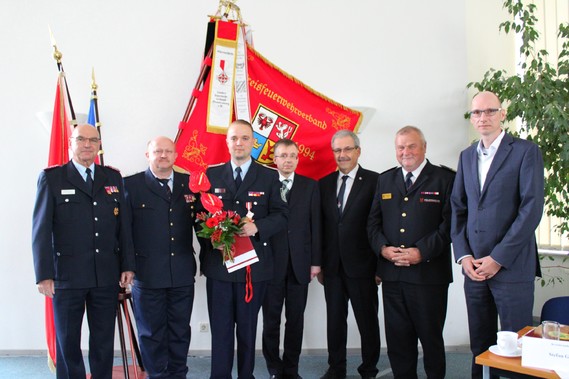 vlnr: Siegmund Rückmann (Stellvertretender Vorsitzender des KFV), Stefan Grothe (Kreisbrandmeister), Matthias Geigk, Frank Stolper (Abteilungsleiter MIK), Harald Altekrüger (Landrat SPN), Werner-Siegwart Schippel (Präs. LFV BB), Carsten Billing (Ordnungsdezernent Landkreis)